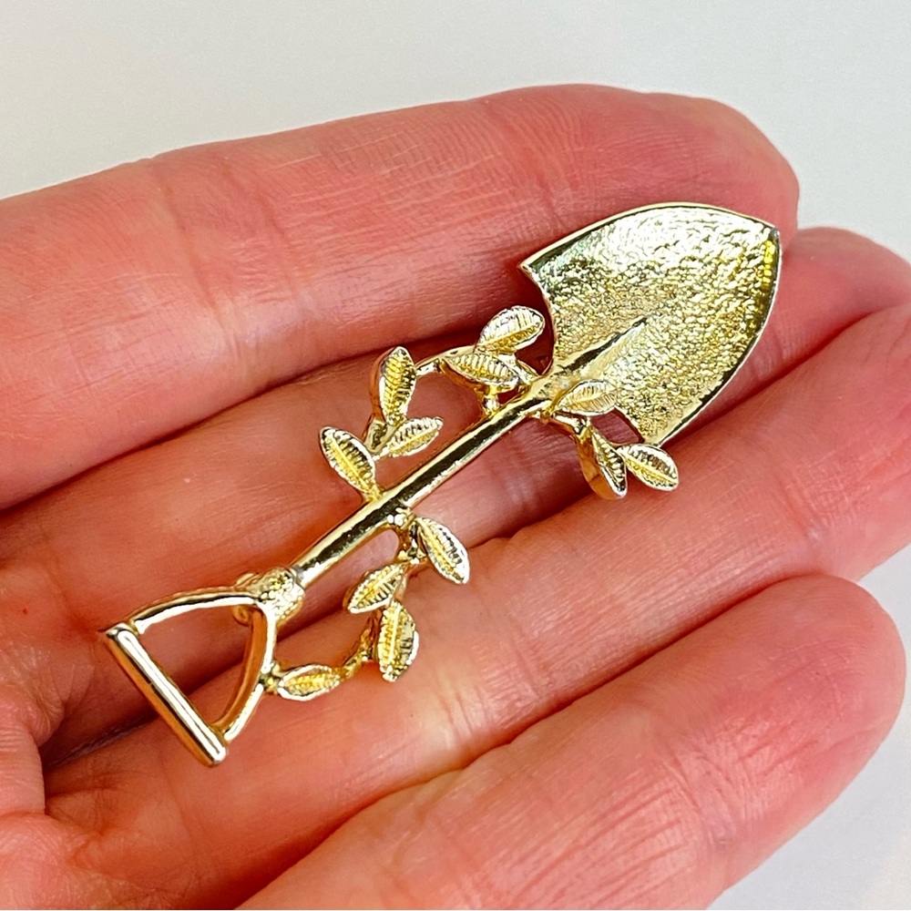 Vintage Sarah Coventry Gold Tone Shovel Brooch Leaf Vine Garden Design 2.25"